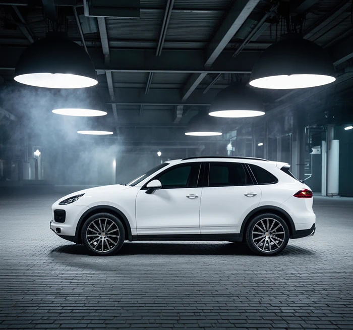 SUV-generado-kling-portafolio-monserrat-ferrer SUV blanco estilo futurista generado con inteligencia artificial Kling AI, diseño digital para portafolio de Monserrat Ferrer.